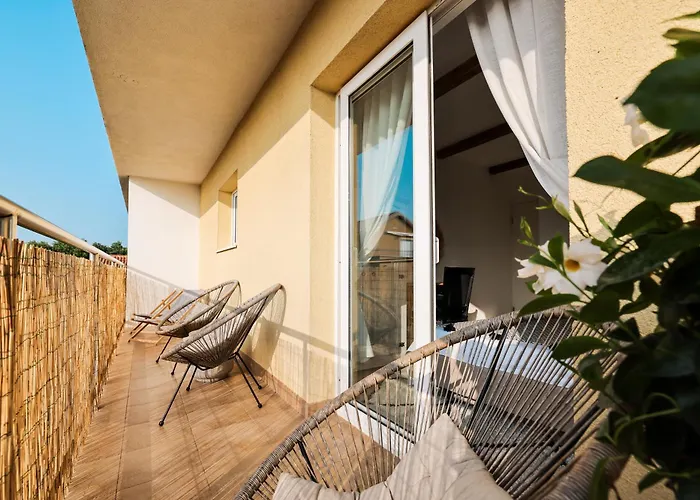 Della * ביוגראד נה מורו